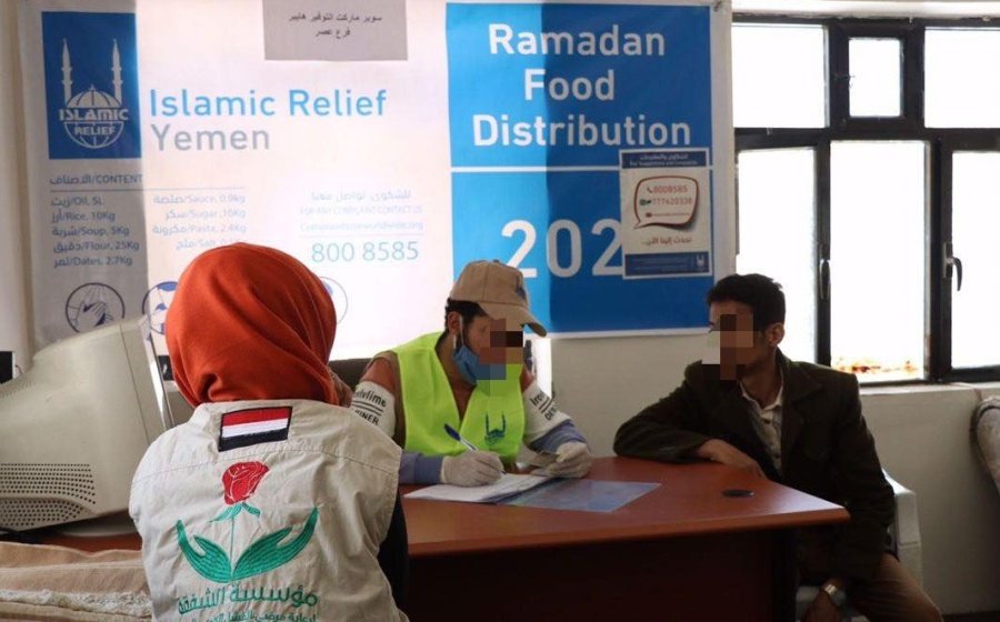 الشفقة توزع قسائم السلات الغذائية بتمويل من الإغاثة الإسلامية