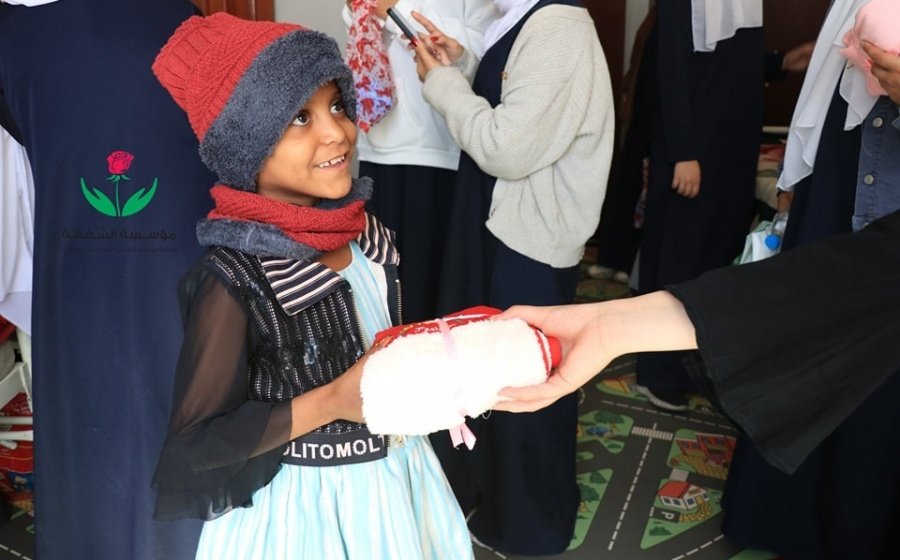 طالبات مدارس شموخ اليمن يوزعن ملابس الشتاء على أطفال مؤسسة الشفقة